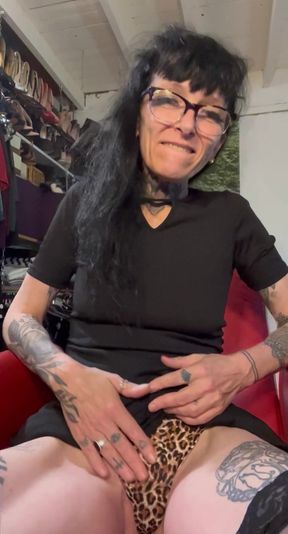 Squirting MILF Aewin Uses Wet Pussy with Fingers