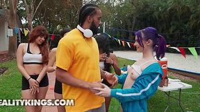Marathon runner girl decides to fuck with a guy before her competition to warm up