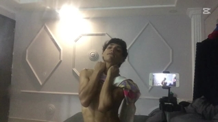 BOLD MAN SHOWS HIS HOT BODY