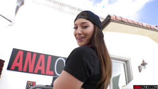 Creampie POV cu fundul strâmt al adolescentei Bella Rolland, cu țâțele ei mari și naturale săltând