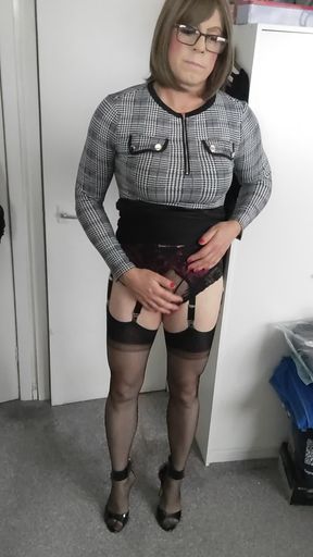 Secretary's got a skirt bulge