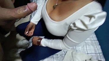 Milf tetona me chupa la verga