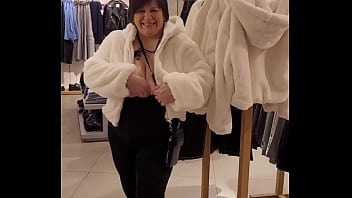 Essayage de veste dans le magasin