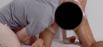 elle honore son plan cul en se faisant baiser de partout