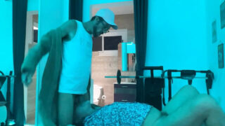 Video nghiệp dư tự quay cảnh hai người đàn ông đồng tính mập mạp quan hệ tình dục qua đường hậu môn không dùng bao cao su và bú dương vật.