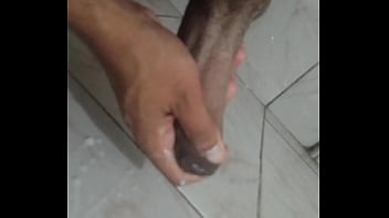 Novinho Gozando Muito no Banheiro