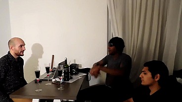 INTERRACIAL ,LA COGIDA DE UNA PUTA ENTRE AMIGOS completo