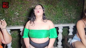 Fumando um cigarro com as amigas