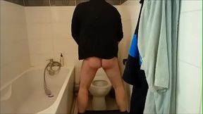 Fredpetitcoeur - Homme qui se masturbe en cachette dans les wc