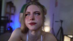 rubia joven teniendo sexo con su novio en su casa