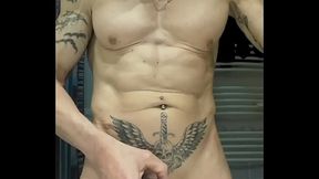 Je me branle et pisse a poil dans la salle de bains