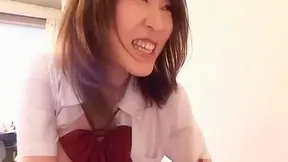 asiática zorra quiere que su bastardo huela su coño