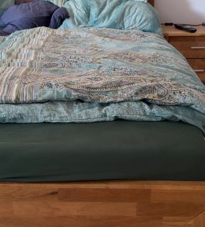 Show Soles while masturbate on Bed. Abspritzen folgt..