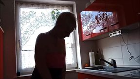 The cunt squirts horny! Housewife is horny squirt cooking while eating