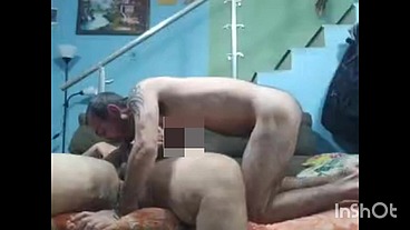 Chupando e dando para o gordinho pauzudo.