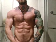 Хуястый качок дрочит в душе