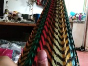 Me masturbo en la sala de mi casa al estar solo