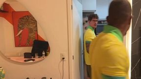 depois do jogo, levamos o gringo pra casa e fizemos uma dp nele.