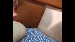 In pigiama sulla sedia