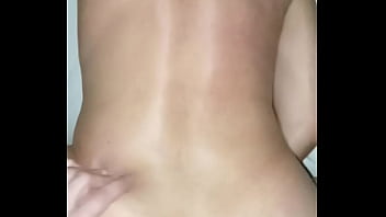 Sexo anal duro hasta llenarle el culo de leche