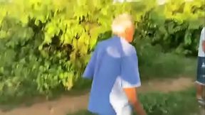 Lopim dando uma surra de vara no ladr&atilde_o de goiaba tiringa