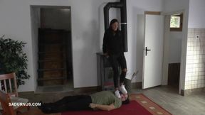 Mistress Natasa stomps mit her sneakers