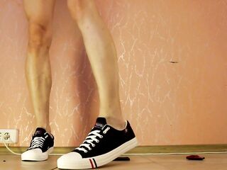 T-ANGEL GIANTESS AMANDA CRUSHES METAL CARS IN SNEAKERS AND WHITE SHORTS - 1 (CRUSH FETISH)