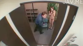 Chica Japonesa da una mamada explícita en horas de trabajo