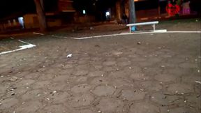 Marido da Cristina Almeida filmando ela em uma pracinha, tem um sr. na pra&ccedil_a que fica observando a brincadeira do casal.