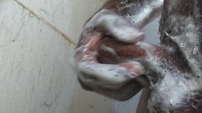 Nehamumy ki yad me bathrom me nahate huye lund ki malis