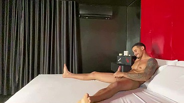 Encontrei o boy na sauna, ele ficou olhando até pedir pica - Completo