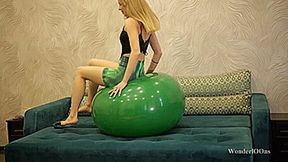 Cassie sit pop two big