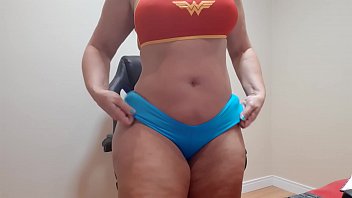 sensualizando de shortinho azul com top vermelho mulher maravilha/ sensualizing in blue shorts with red top Wonder Woman /