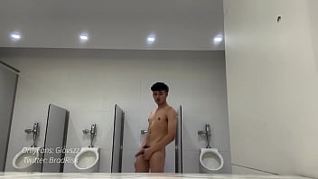 Giovszz se desnuda en ba&ntilde_o p&uacute_blico de la plaza.