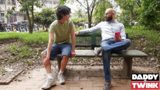 Iso kyrpä Danny Collinsia nuolee ja anaalisesti survotaan ilman satulaa isän lääkärin toimesta.