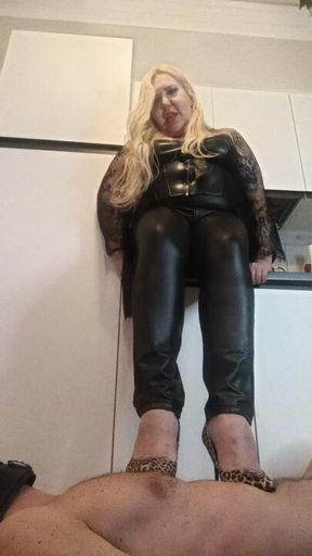 Mistress Claudia in: il tappetino umano della cucina