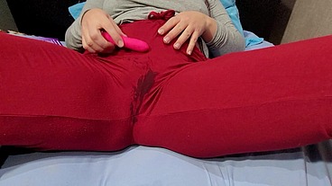 Esposa rabuda se masturba e molha toda sua calça! Sophie HelenAss