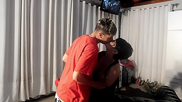 VOLVI CALIENTE, PORQUE ME FALLO UN MACHO Y ME COJI A MI HIJASTRO
