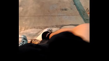 Casal cruza gostoso em publico na pista de skate