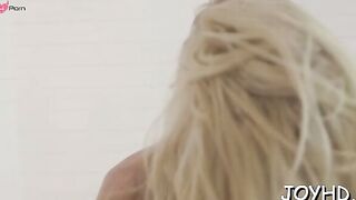 Hot teen in a thrilling action