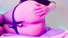 Chica tarns g&oacute_tica lubicando su culo delicioso y masturbando su ano - Maddy Diamond