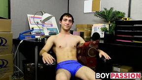 ”Amateur homo Kevin Grover shows off assets before wank off”