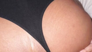 Lelaki gempal memukul pantat berpakaian lingerie seorang crossdresser Amerika yang montok