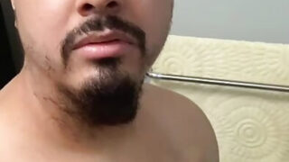 Hjemmelaget baderomsmoro: stor pikk amatør homofile stryker kuker før intens knulling og cumshots