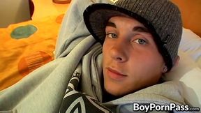 Sexy butt muncher Kelly Cooper grabs his schlong and wanks