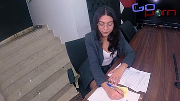 Secretaria puta cobrou chupada e socada na buceta pra contratar o macho pauzudo