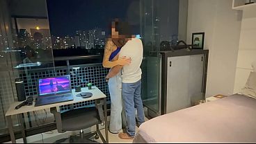 Hotwife Brazileira fode com vizinho personal na varanda do condominio - Casada safada trai o marido corno manso com personal pauzudo e se exibe dando para o macho na varanda do condominio.