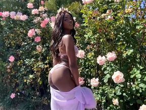 Big ass ebony babe enjoys masturbation in the pool after posing