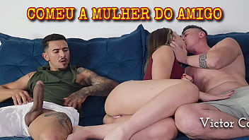 ESPEROU O MARIDO IR NO BANHEIRO PRA SENTAR NO AMIGO - Completo no RED