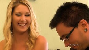 Alysha Rylee a une aventure d'_un soir avec un &eacute_talon chaud qui lui baise le cul (4K)